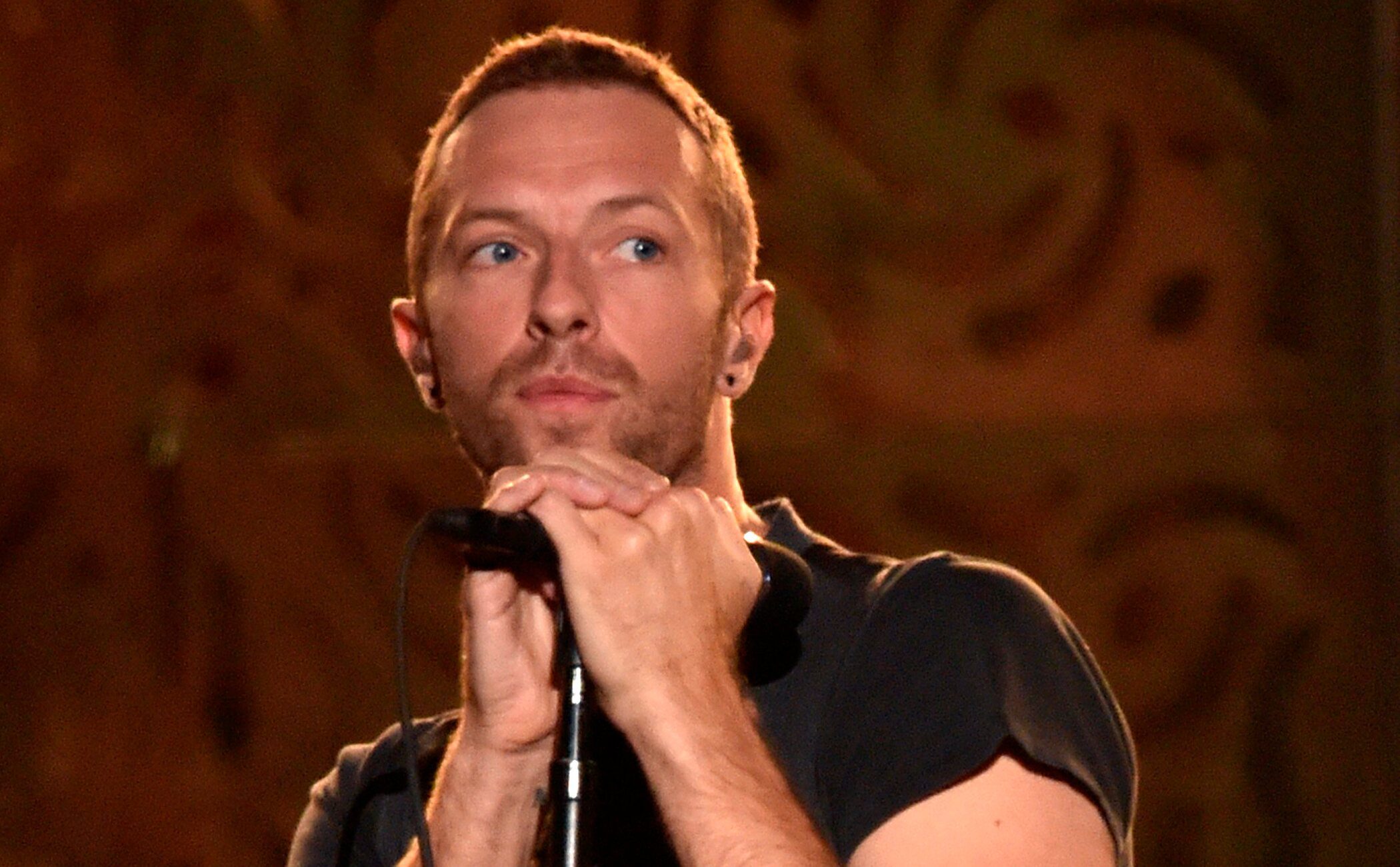 Chris Martin se pronuncia sobre la famosa kiss cam de Boston: «Si la vida te da limones, haz limonada»