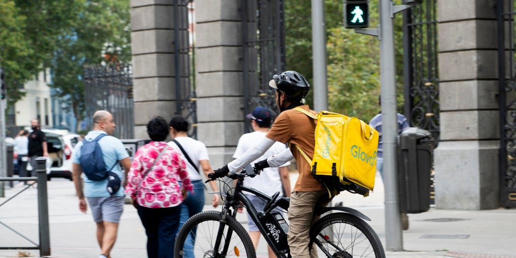 Los 450 millones de euros que reclama la Seguridad Social a Glovo podrían deslindar su presencia en España