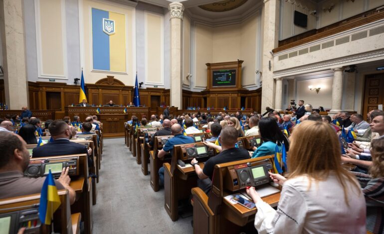 Zelenski revierte el «error» de anticorrupción mientras un ataque ruso deja 9 muertos en Kiev