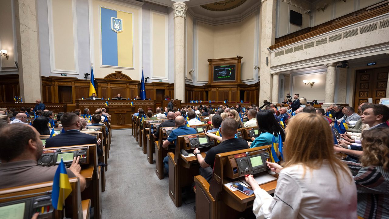 Zelenski revierte el «error» de anticorrupción mientras un ataque ruso deja 9 muertos en Kiev