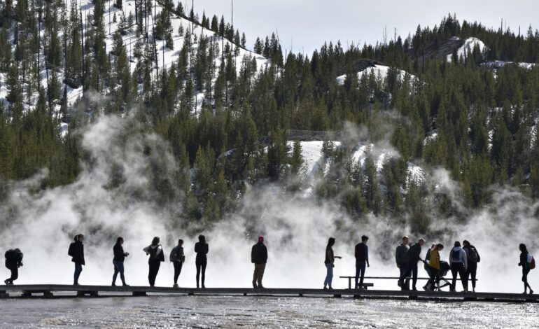 Excursionista de 17 años sufre graves quemaduras al romperse el suelo bajo sus pies y caer en agua hirviendo en Yellowstone
