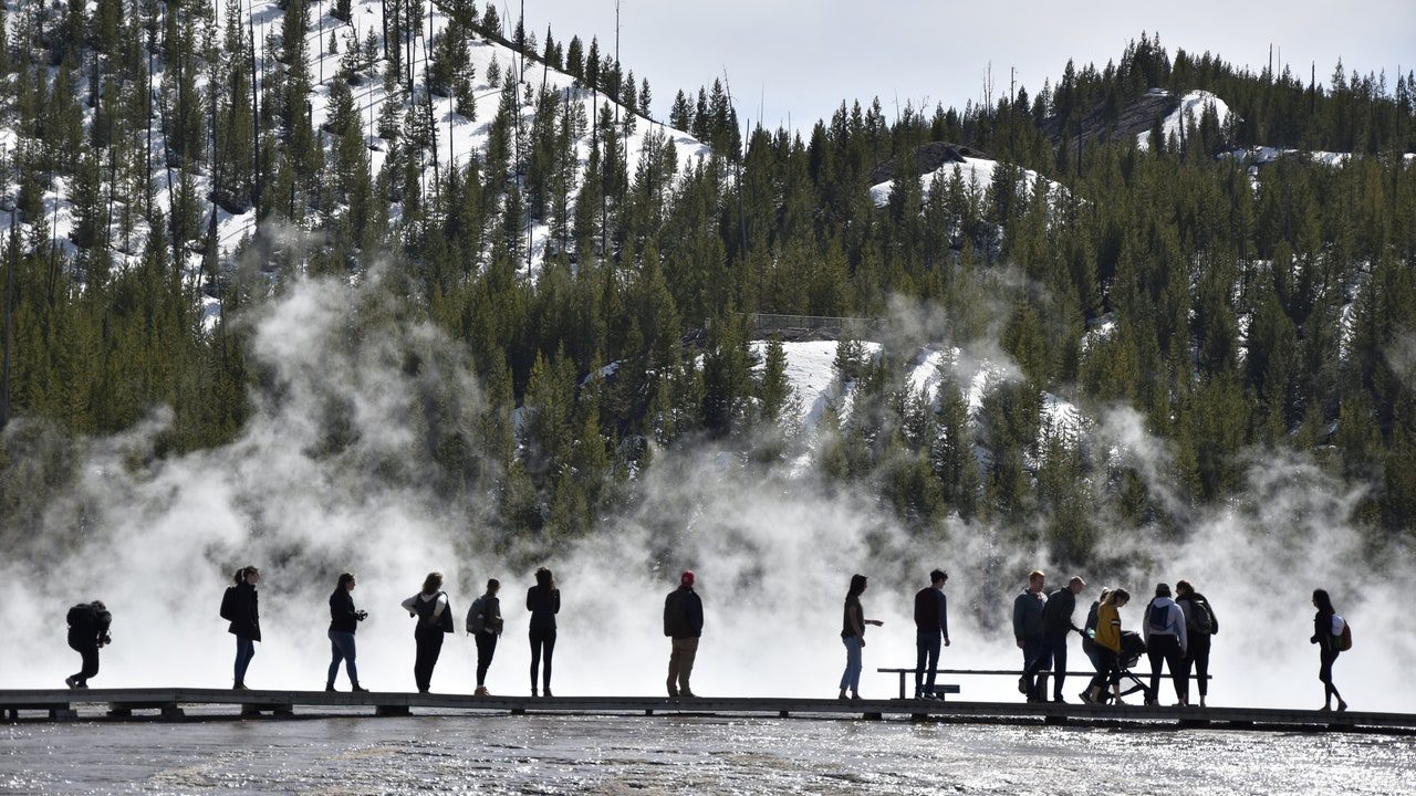 Excursionista de 17 años sufre graves quemaduras al romperse el suelo bajo sus pies y caer en agua hirviendo en Yellowstone