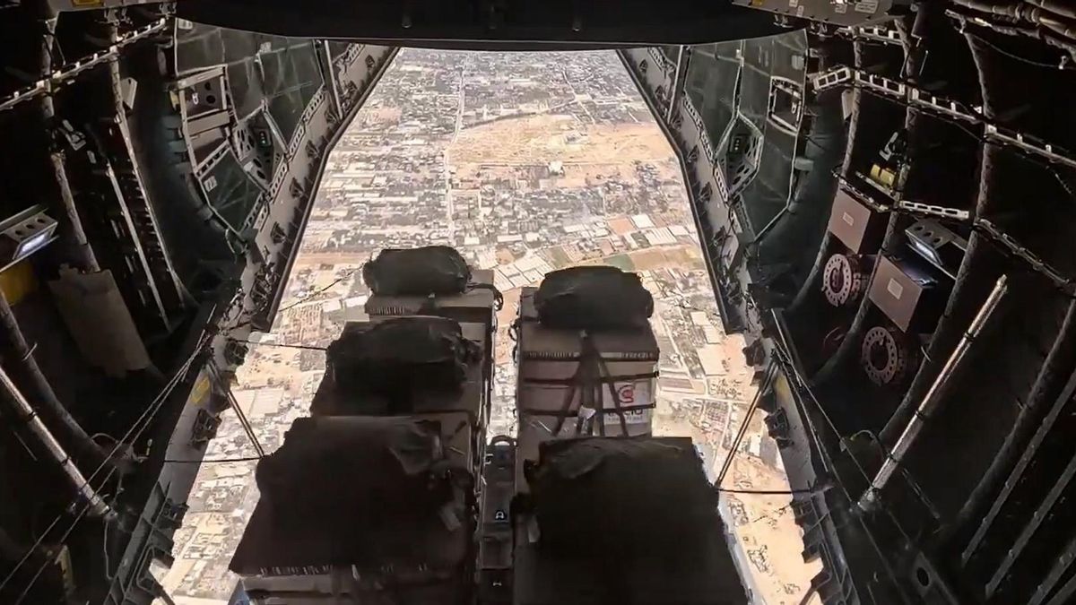 GUERRA ISRAEL PALESTINA | Un mercader en Gaza ofrece a 90 euros los paquetes de ayuda española lanzada en paracaídas