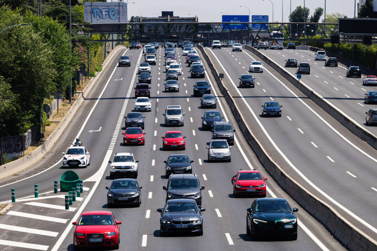 Autos en una carretera.