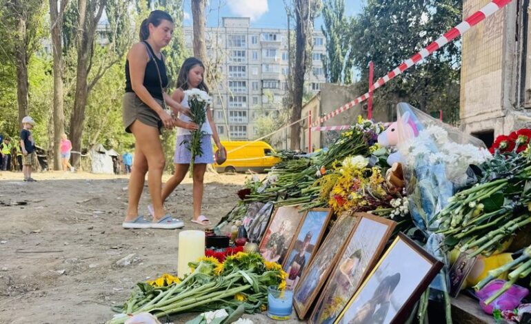 Silencio, lágrimas y rabia en el epicentro del ataque ruso más mortífero en Kiev de 2025: «Éramos civiles. ¡Civiles! Que el mundo lo sepa»