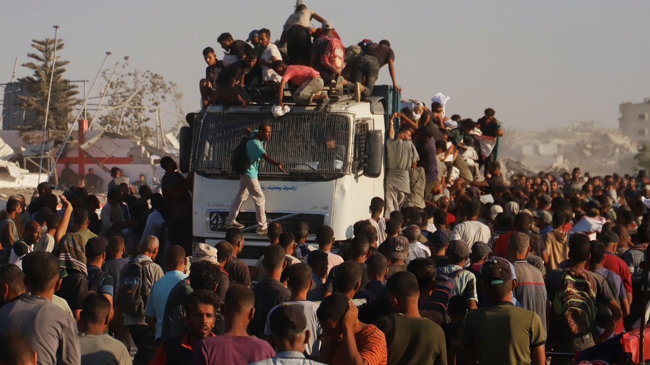 Veinte muertos al volcar un camión con ayuda humanitaria en la Franja de Gaza