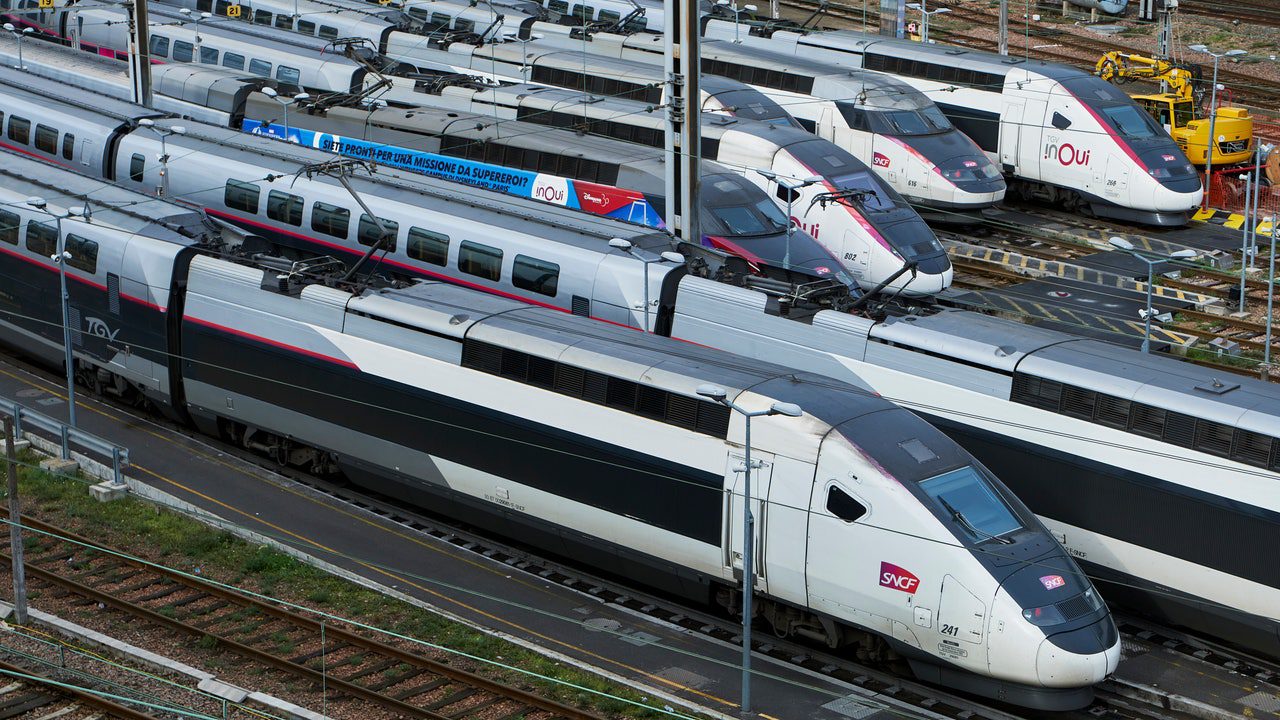 Un revisor de tren obliga a un pasajero con movilidad reducida y soporte vital a levantar su maleta para enseñar su carnet de discapacidad