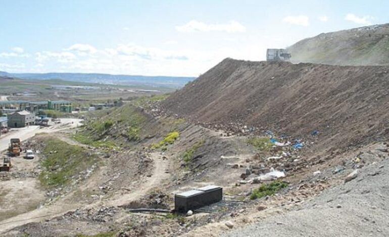 Tira 27 toneladas de basura en plena carretera y deja incomunicado a todo un pueblo en Reino Unido