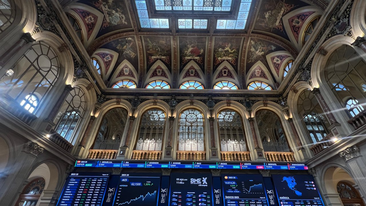 El Ibex 35 roza los 15.000 puntos