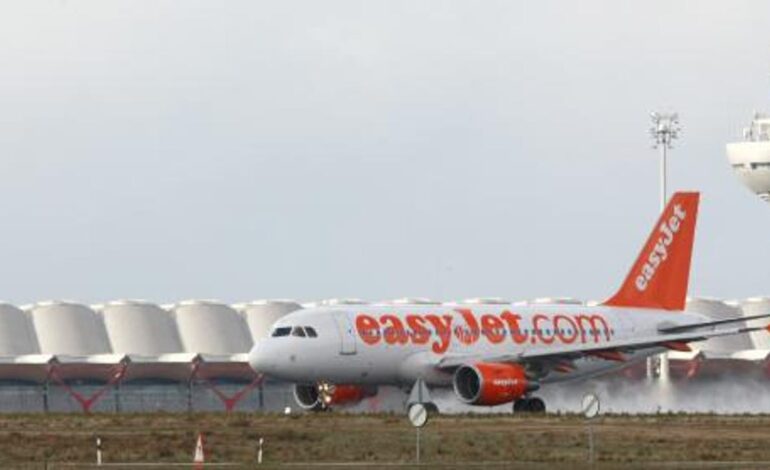 Easyjet acuerda una un subida salarial del 22% en 2025 para evitar la huelga de tripulantes de cabina