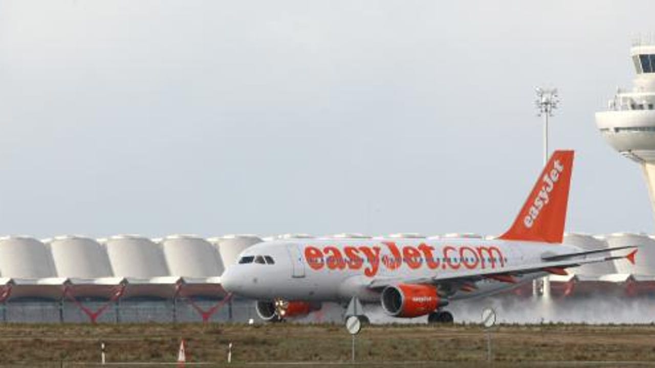 Easyjet acuerda una un subida salarial del 22% en 2025 para evitar la huelga de tripulantes de cabina