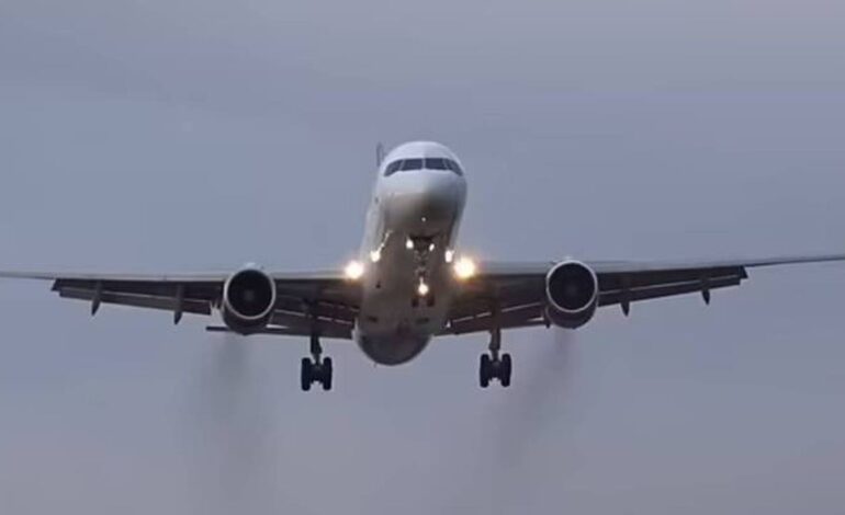 El aeropuerto de Mánchester interrumpe sus vuelos por una colisión entre dos aviones