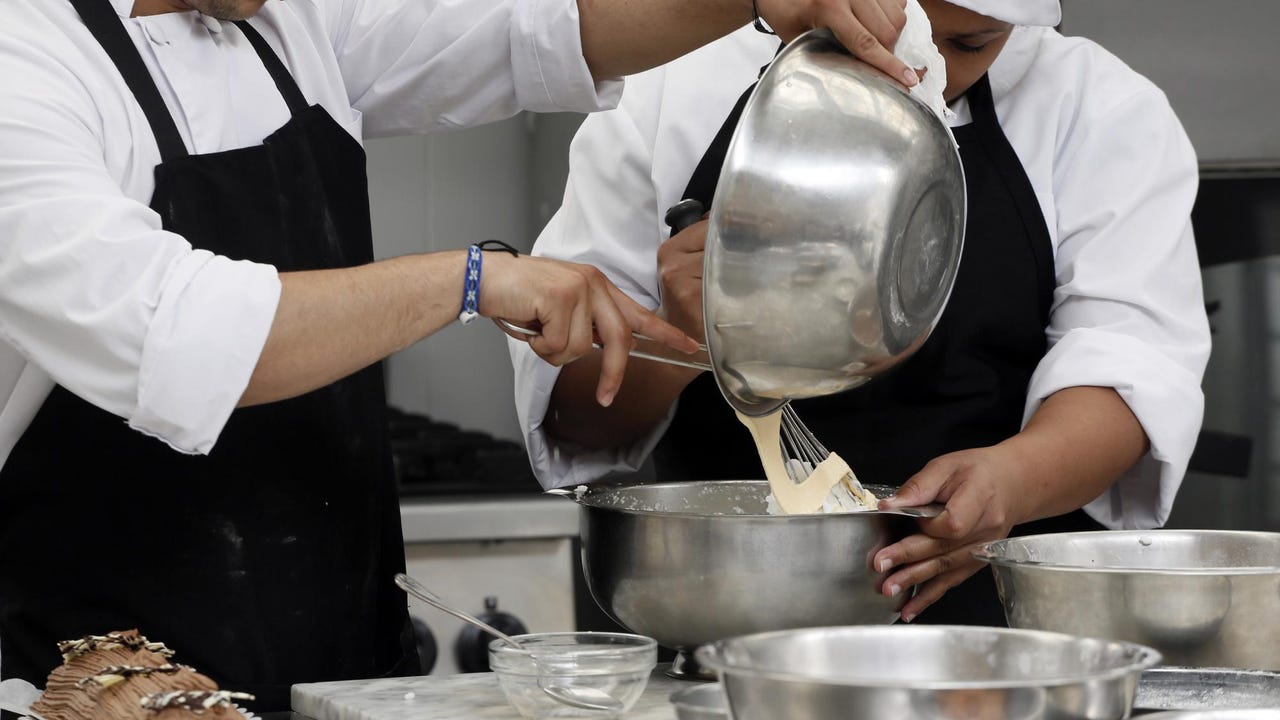 Un cocinero en España le pide a su jefe unos días de vacaciones y su respuesta incendia las redes: "Busca a alguien y le pagas"