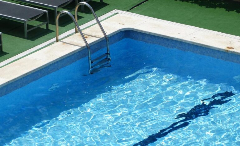 Muere un hombre de 67 años tras caérsele encima un niño que había saltado desde el trampolín de la piscina