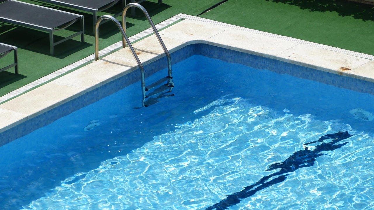 Muere un hombre de 67 años tras caérsele encima un niño que había saltado desde el trampolín de la piscina