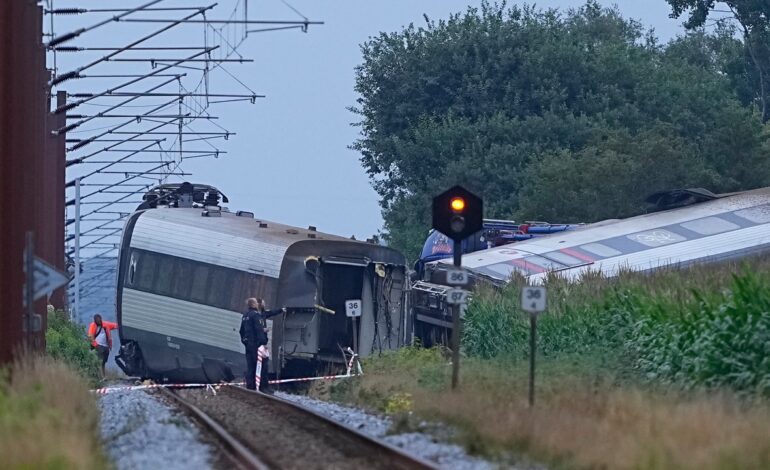 Un muerto y varios heridos al descarrilar un tren en Dinamarca que chocó con maquinaria agrícola