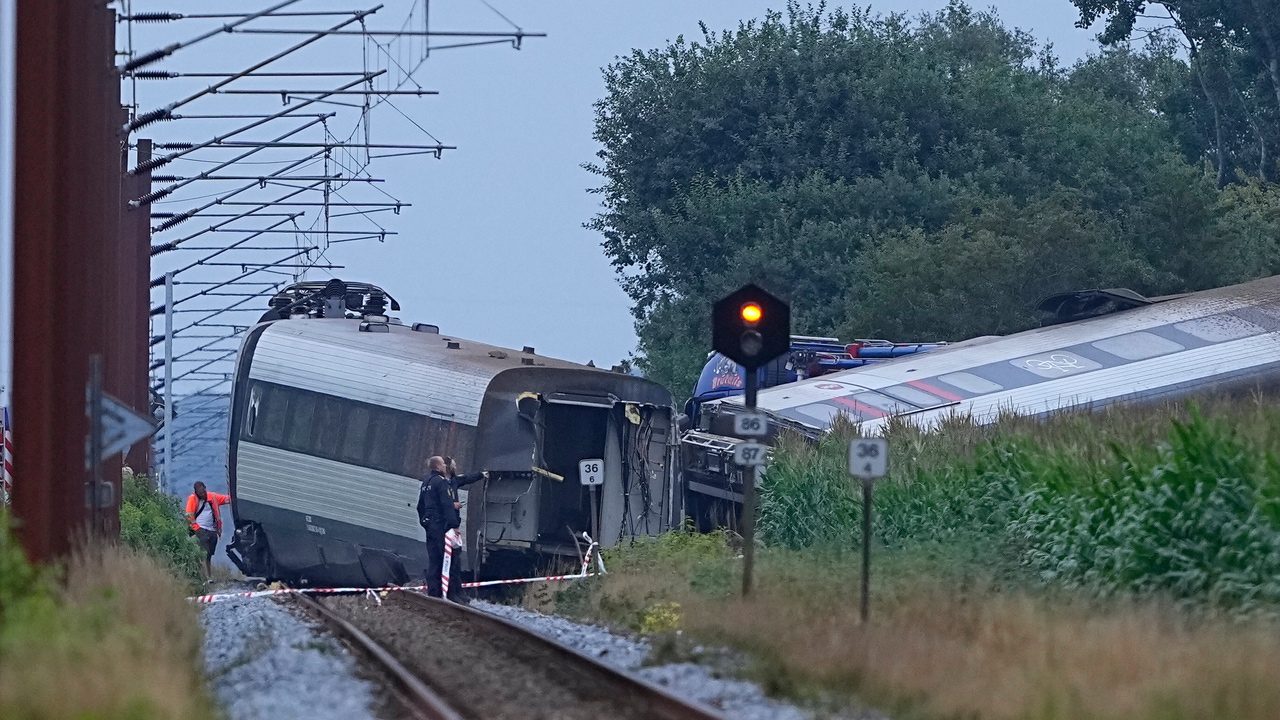 Un muerto y varios heridos al descarrilar un tren en Dinamarca que chocó con maquinaria agrícola