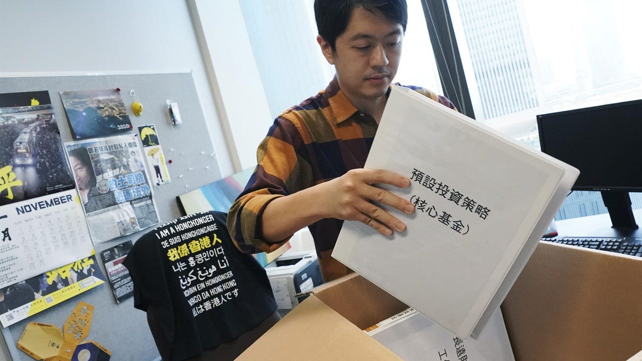 Un político hongkonés que se enfrentaba a una orden de detención en China consigue asilo político en Australia y pide ayuda: «Debe hacer más»