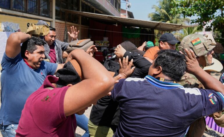Una turba apedrea al candidato Andrónico Rodríguez tras emitir su voto en Bolivia