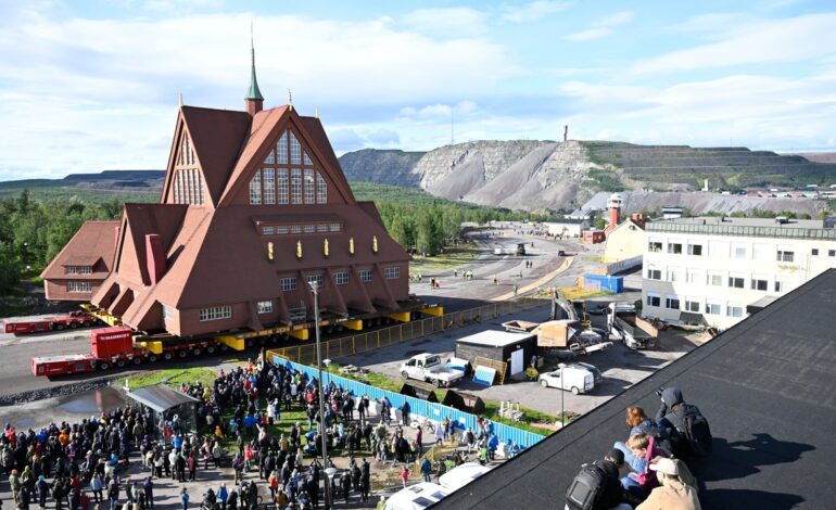 Remolques transportan una iglesia de madera en Suecia antes de ser tragada por una mina