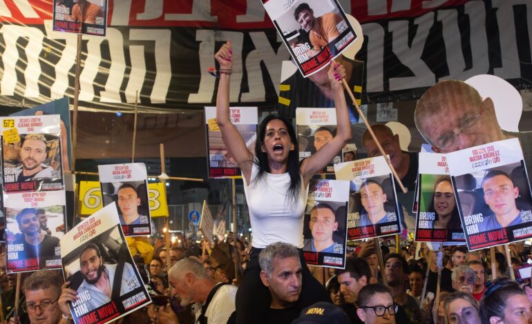 Manifestantes israelíes bloquean las carreteras del país para pedir un acuerdo en Gaza