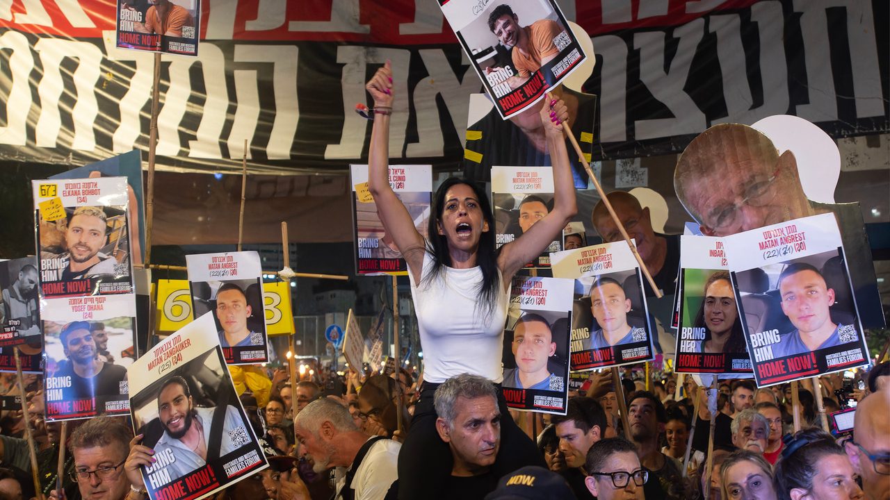 Manifestantes israelíes bloquean las carreteras del país para pedir un acuerdo en Gaza