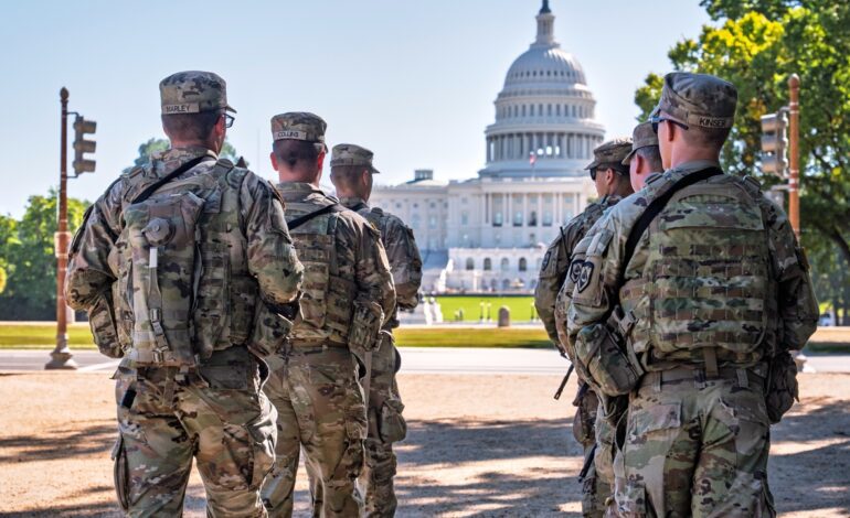 Trump echa un pulso a los demócratas al militarizar las ciudades de EE UU para garantizar el orden público