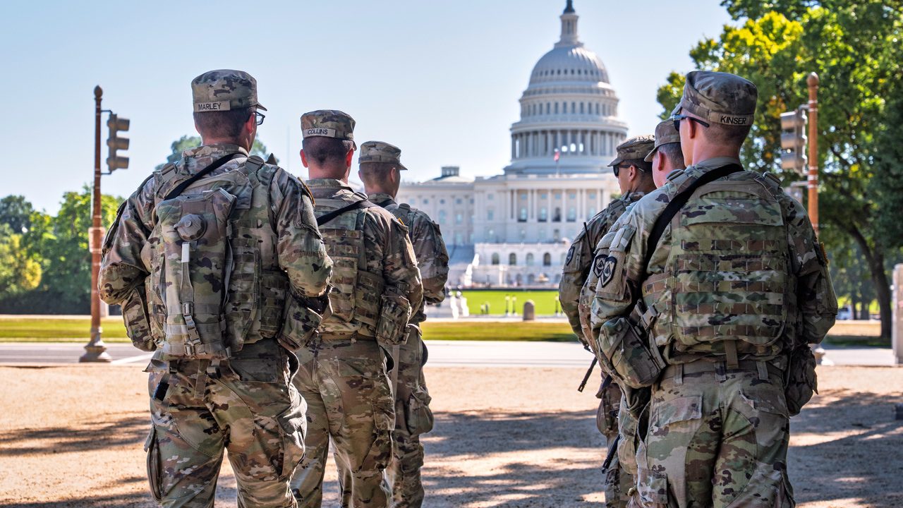 Trump echa un pulso a los demócratas al militarizar las ciudades de EE UU para garantizar el orden público