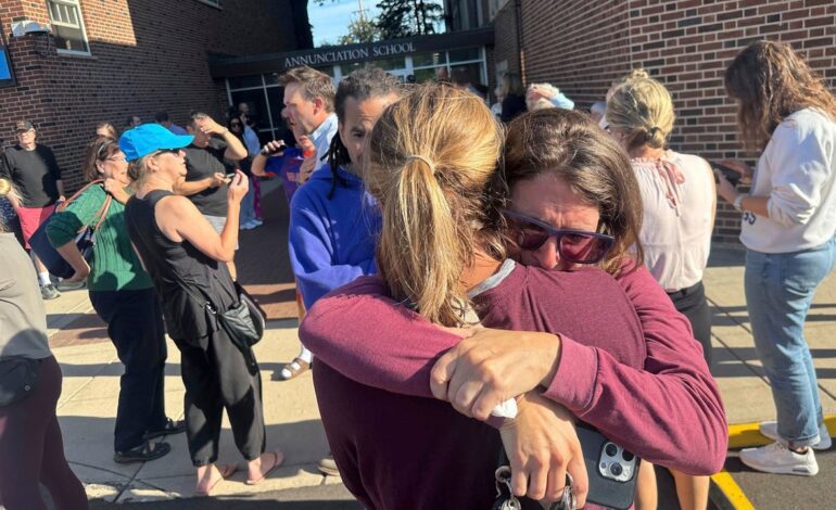 «Múltiples víctimas» en un tiroteo en una escuela católica de Minneapolis