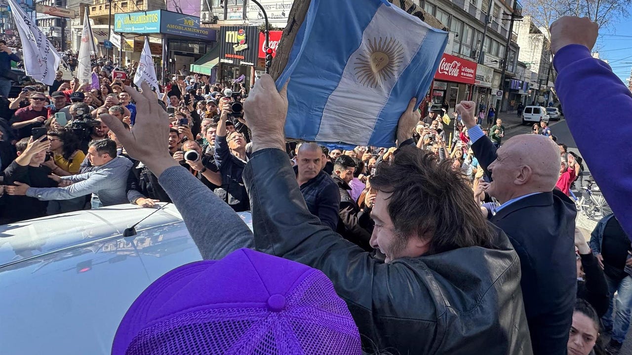 Evacúan a Milei por el lanzamiento de objetos contra una caravana electoral