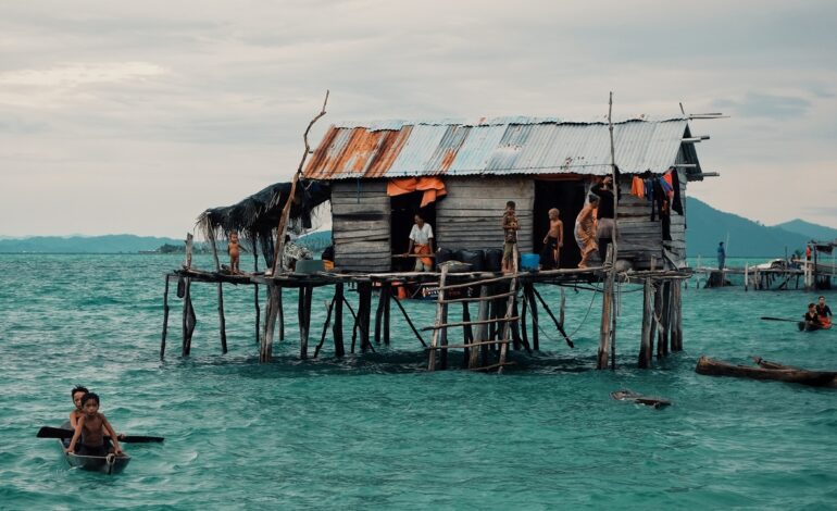 siete años cruzando el mar para que sus hijos estudien