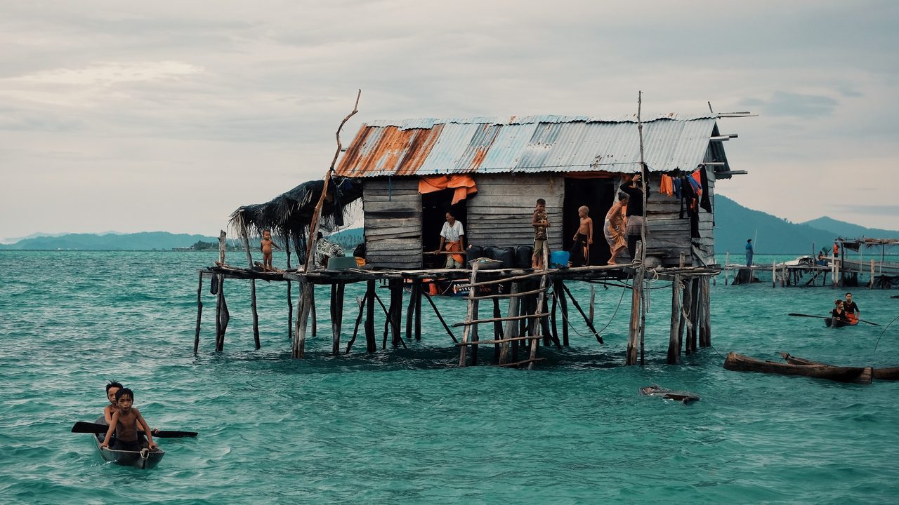 siete años cruzando el mar para que sus hijos estudien