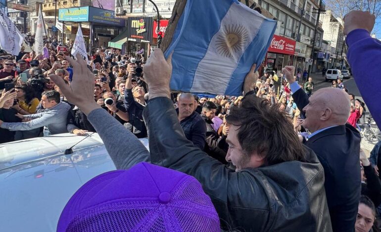 Reciben a piedrazos a Milei durante una caravana proselitista en la periferia bonaerense
