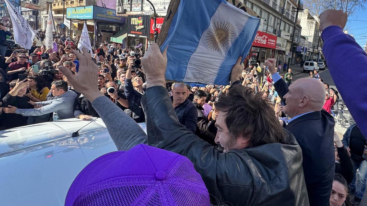 Reciben a piedrazos a Milei durante una caravana proselitista en la periferia bonaerense