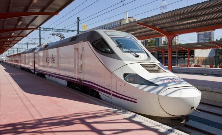 TREN DETENIDO AVERIA | Detenido un tren Alvia Pamplona-Madrid con 180 pasajeros por una avería en la catenaria