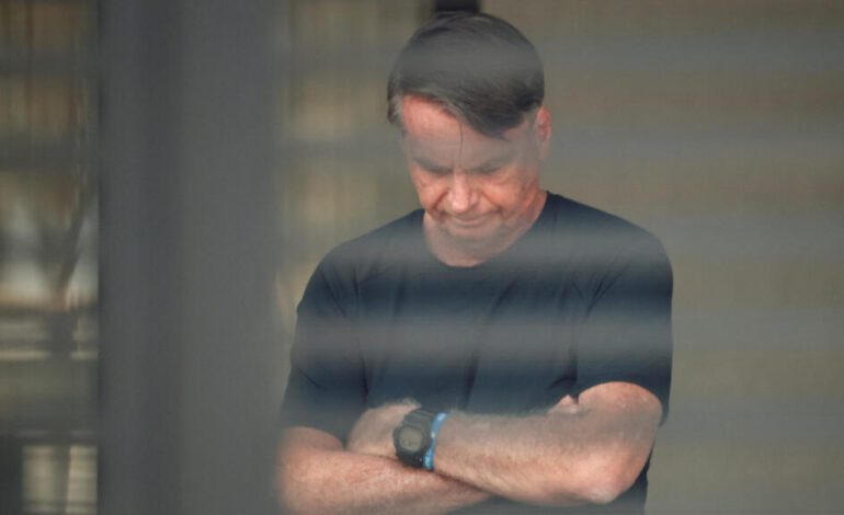 La Policía denuncia a Bolsonaro por "coacción" al Supremo y revela que intentó pedir asilo a Milei