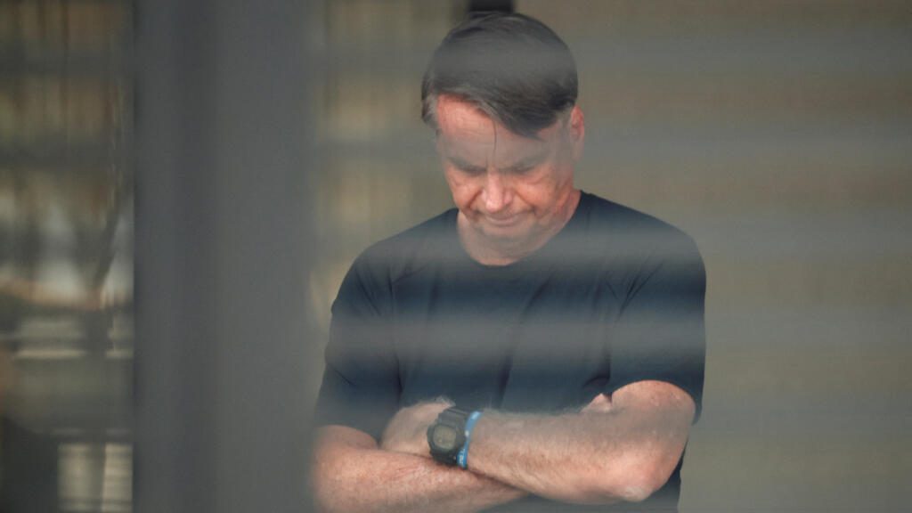 La Policía denuncia a Bolsonaro por "coacción" al Supremo y revela que intentó pedir asilo a Milei