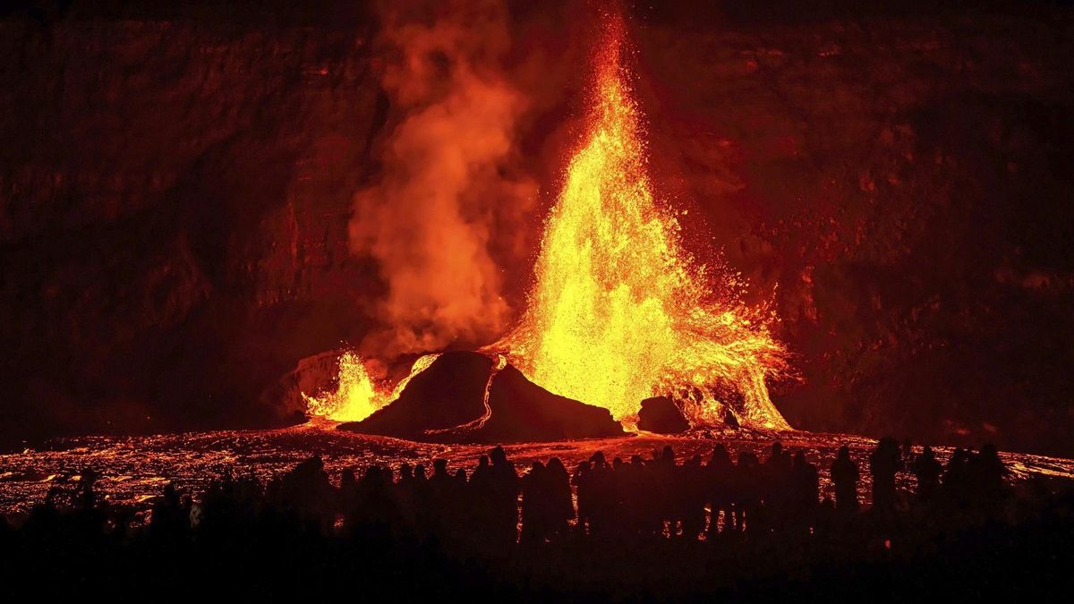 Una nueva erupción del volcán Kīlauea genera fuentes de lava de hasta 90 metros