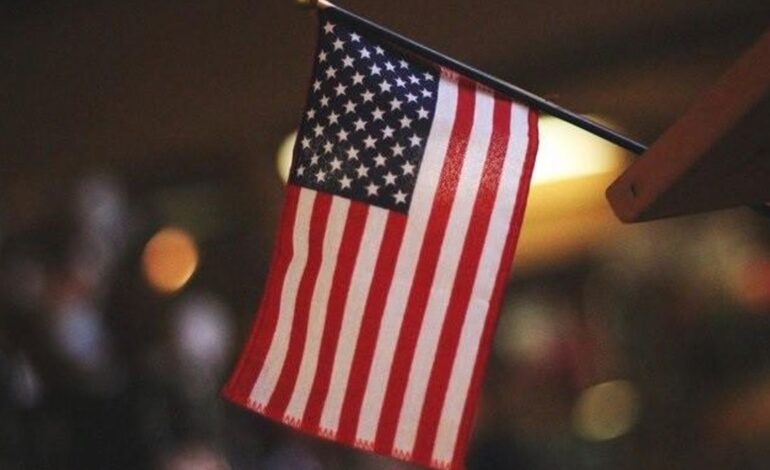 Trump firma una orden para procesar a quienes quemen la bandera de EEUU