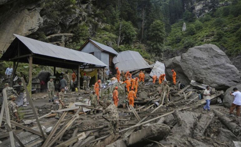 Las lluvias torrenciales dejan más de 230 muertos y cientos de desaparecidos en Pakistán y la India