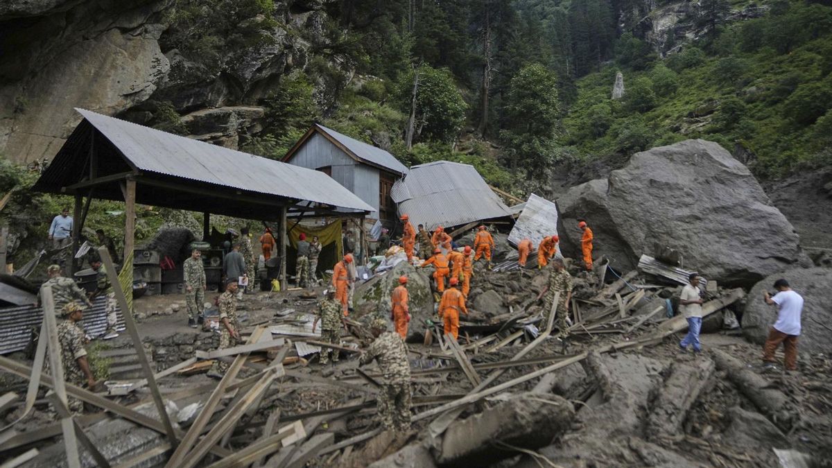 Las lluvias torrenciales dejan más de 230 muertos y cientos de desaparecidos en Pakistán y la India