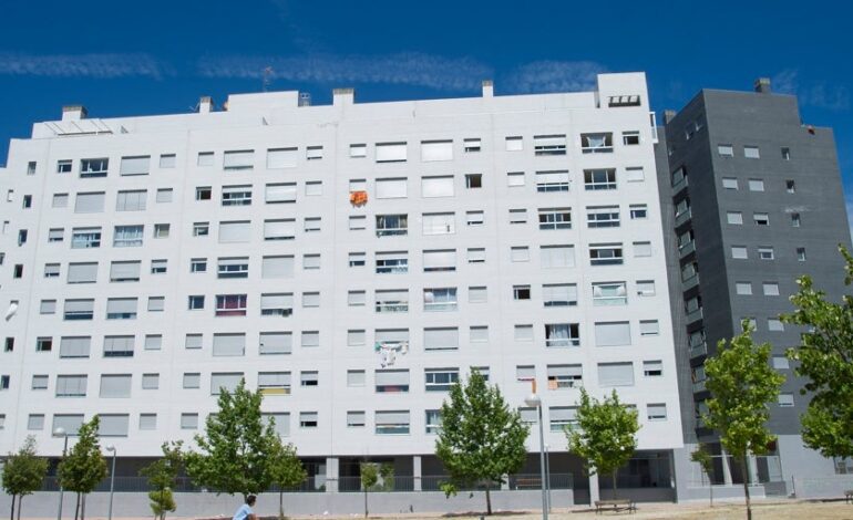 Un español necesita invertir 16 años de su salario para comprar una vivienda