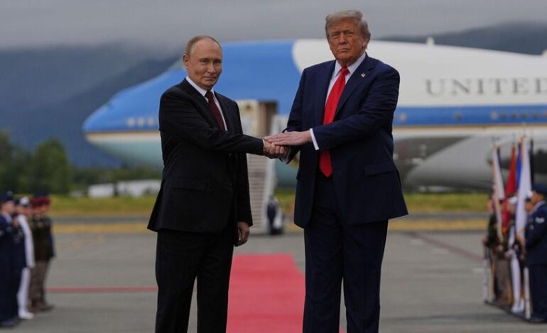 Cumbre Trump – Putin | Trump recibe a Putin con alfombra roja para su cumbre bilateral en Alaska