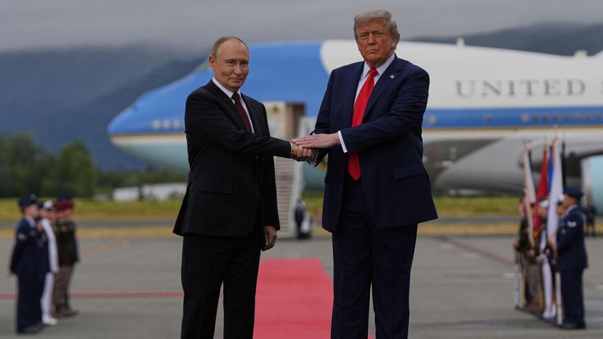 Cumbre Trump – Putin | Trump recibe a Putin con alfombra roja para su cumbre bilateral en Alaska