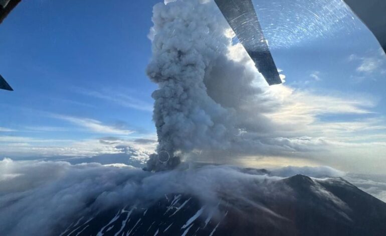Un volcán entra en erupción tras 450 años en la misma zona del potente terremoto en Rusia