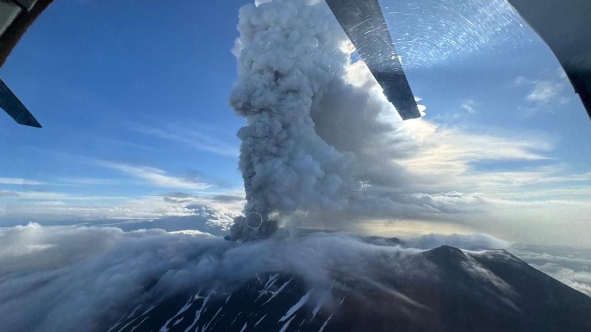 Un volcán entra en erupción tras 450 años en la misma zona del potente terremoto en Rusia
