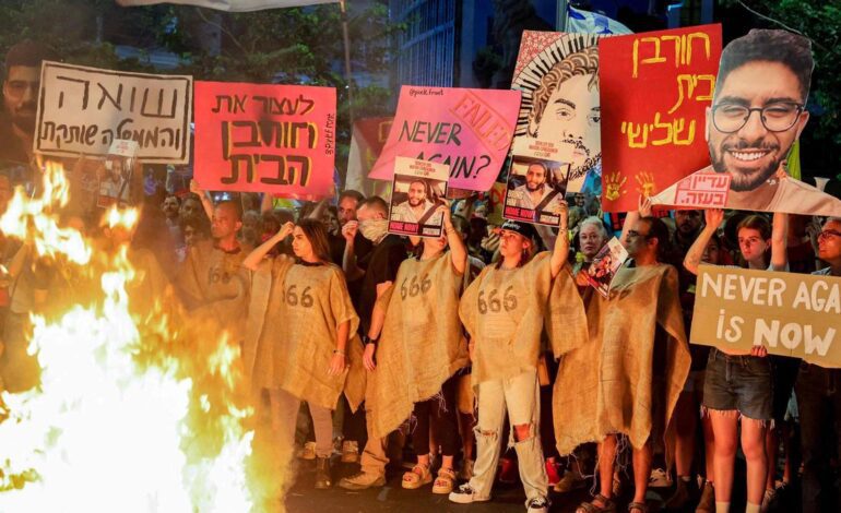 Unas 60.000 personas se manifiestan en Tel Aviv tras la difusión de vídeos de rehenes en Gaza