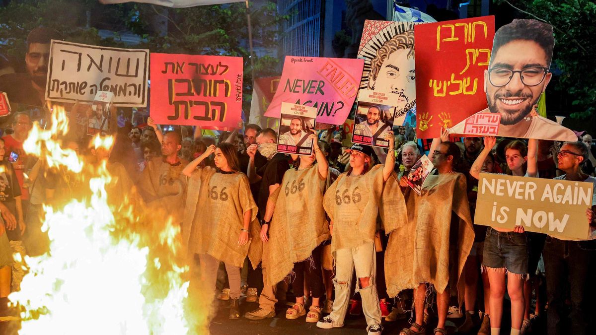 Unas 60.000 personas se manifiestan en Tel Aviv tras la difusión de vídeos de rehenes en Gaza