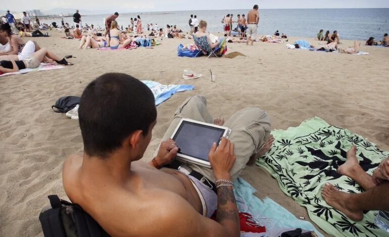 DESCONEXIÓN DIGITAL | Si estás de vacaciones no tienes que contestar a tu jefe: así te protege la leye