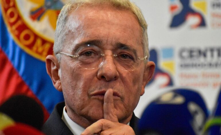 Uribe es condenado a 12 años de prisión domiciliaria por los delitos de soborno y fraude procesal